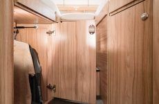 HYMER_Exsis_i_Kleiderschrank_unter_Bett