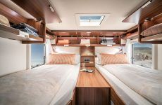 HYMER_ML-T_580_Einzelbetten_Deckenschreanke_geoeffnet