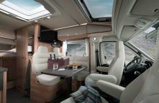 HYMER_Exsis_t_588_Chiavenna_Nussbaum_Eco_Grazia_Interior_Sitzgruppe_Blick_ins_Heck