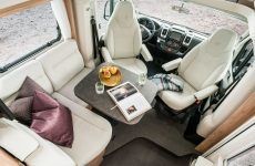 HYMER_Exsis_t_588_Chiavenna_Nussbaum_Eco_Grazia_Interior_Sitzgruppe_von_oben