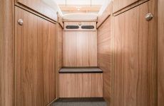 HYMER_Exsis_t_588_Interieur_Chiavenna_Nussbaum_Bettaufstieg_Heckbett