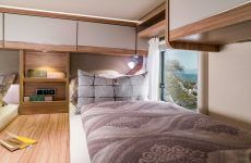 HYMER_Exsis_t_588_Interieur_Chiavenna_Nussbaum_Heckbett_Leselicht