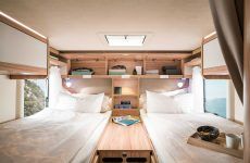 HYMER_Exsis_t_588_Interieur_Chiavenna_Nussbaum_Heckbetten_mit_Staufaechern