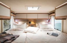 HYMER_Exsis_t_588_Interieur_Chiavenna_Nussbaum_Heckbetten_mit_Zusatzpolster