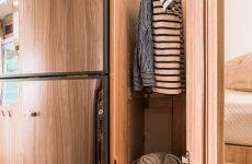 HYMER_Exsis_t_588_Interieur_Chiavenna_Nussbaum_Kleiderschrank_raumhoch