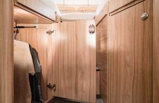 HYMER_Exsis_t_588_Interieur_Chiavenna_Nussbaum_Kleiderschrank_unter_Bett