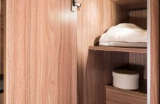 HYMER_Exsis_t_588_Interieur_Chiavenna_Nussbaum_Regalfachboden_Schrank