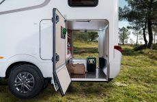 HYMER_B_Klasse_ModernComfort_580_Heckgarage_beide_Garagentueren_offen