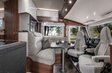 HYMER_B_Klasse_ModernComfort_580_Sitzgruppe_Blick_von_Eingangstuere