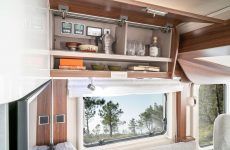 HYMER_B_Klasse_ModernComfort_I_580_Dachstauschrank_ueber_Kueche_offen